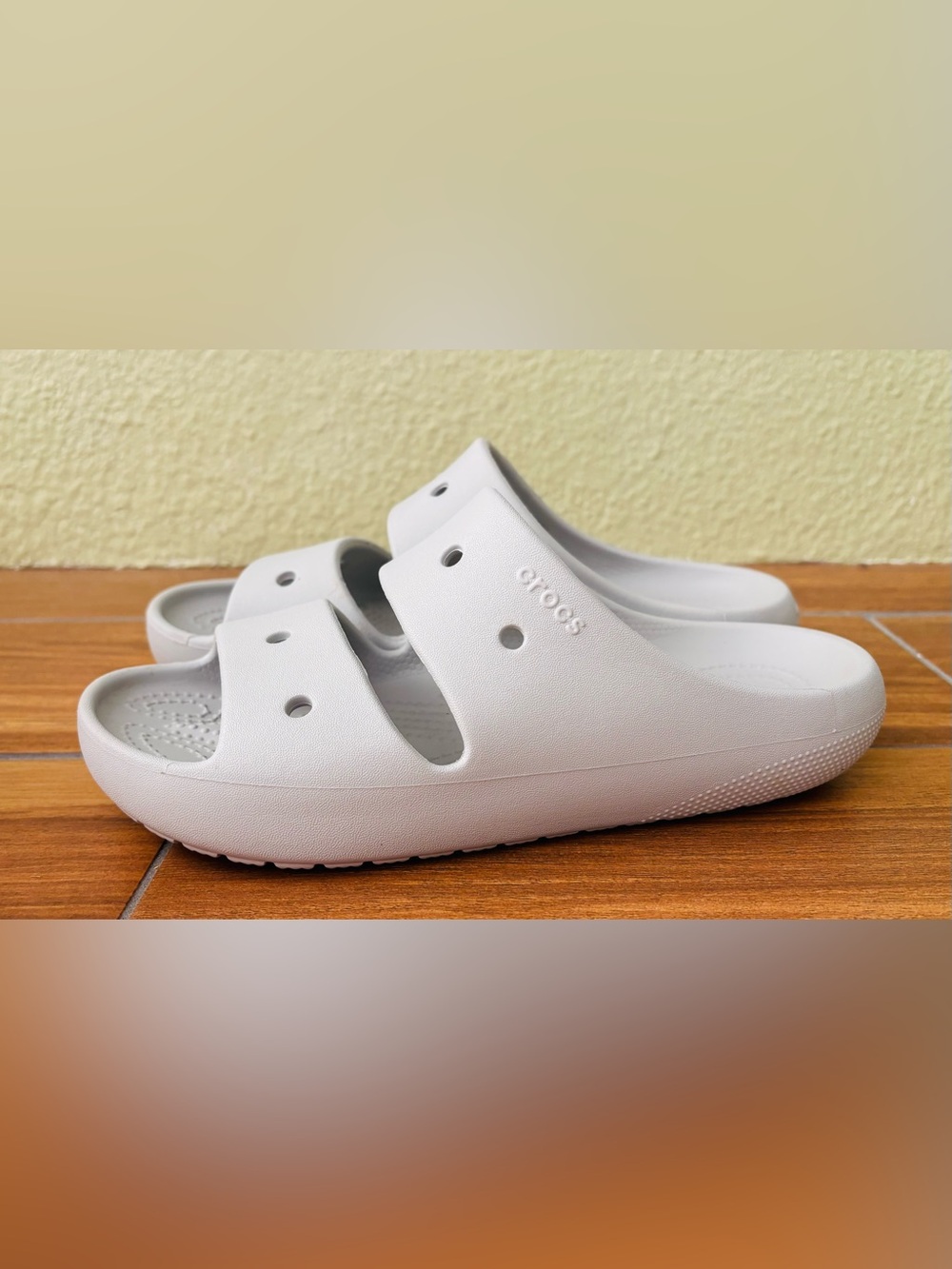 Crocs Classic 2.0 Sandals for Ladies - Light Gray Size: 7